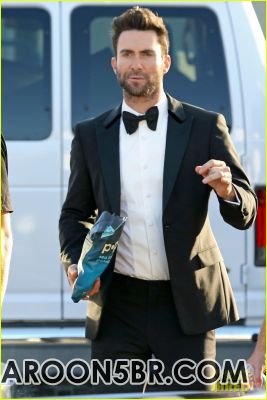 adam-levine-set-visit-behati-prinsloo-22.JPG